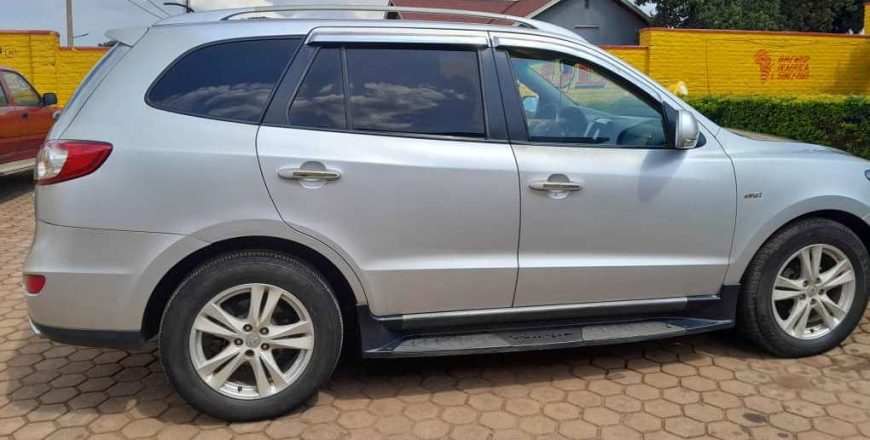 Moving sale: HYUNDAI SANTA FE 2010 AUTOMATIC FOR SALE AT RWF9,700,000