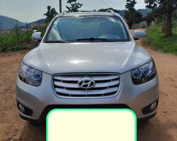 Moving sale: HYUNDAI SANTA FE 2010 AUTOMATIC FOR SALE AT RWF9,700,000