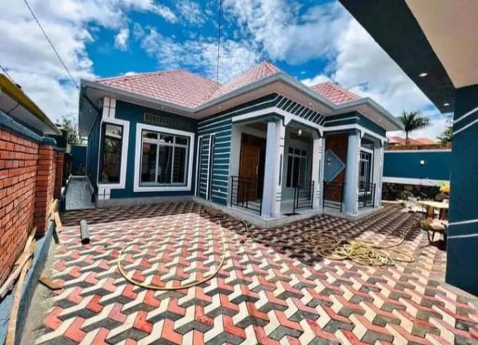 4 BEDROOMS HOUSE FOR SALE LACATED AT KANOMBE AT RWF80,000,000