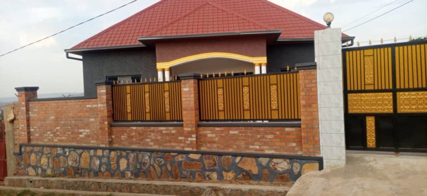 4 BEDROOMS HOUSE FOR SALE LOCATED AT MASAKA AT RWF60,000,000