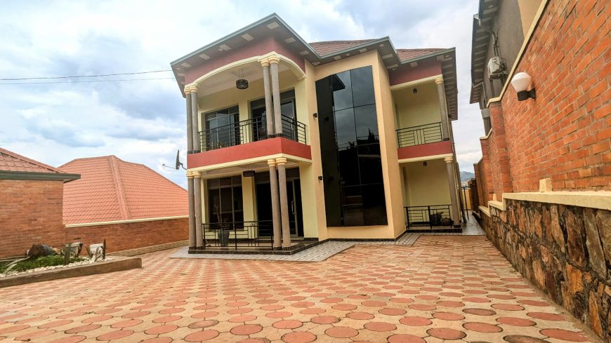 5 BEDROOMS HOUSE UNFURNISHED FOR SALE LOCATED AT KIBAGABAGA AT RWF 270,000,000