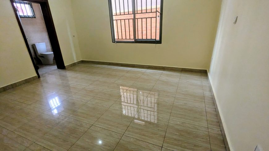 5 BEDROOMS HOUSE UNFURNISHED FOR SALE LOCATED AT KIBAGABAGA AT RWF 270,000,000